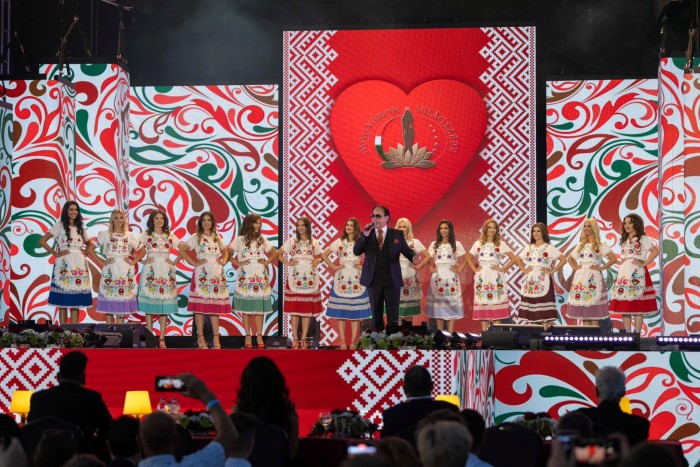 Fasy Adam a dontos holgyekkel a finale karcagi szinpadan foto Szepesi Tibor Facebook