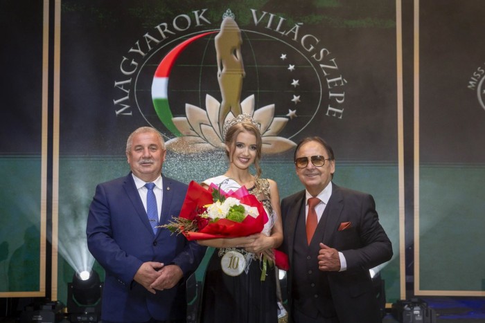 Karcag polgarmestere Szepesi Tibor a kiralyno Molnar Ramona es Fasy Adam Foto Knap Zoltan